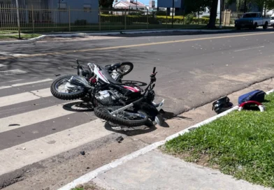 Dos motociclistas fueron hospitalizados tras un violento choque en avenida Eva Perón