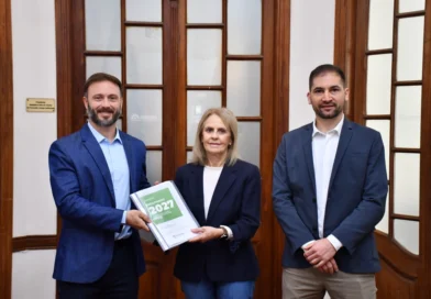 Azcué presentó un Presupuesto 2027 de $165.000 millones con fondos duplicados para obras