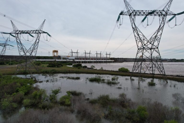 El río Uruguay comenzará a bajar, pero Salto Grande advierte que podrían registrarse nuevas crecientes