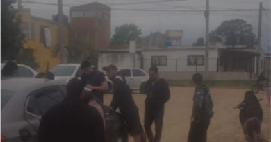 Iban en moto y arrojaron una media con 39 envoltorios de cocaína